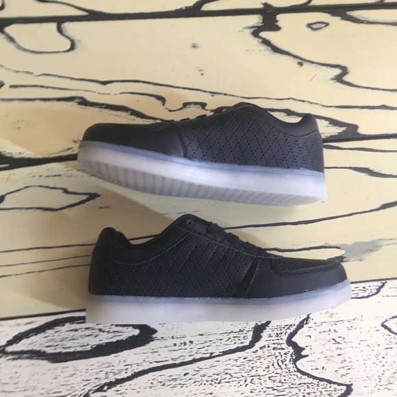 Women’s black led light up shoe - Picture 2 of 4